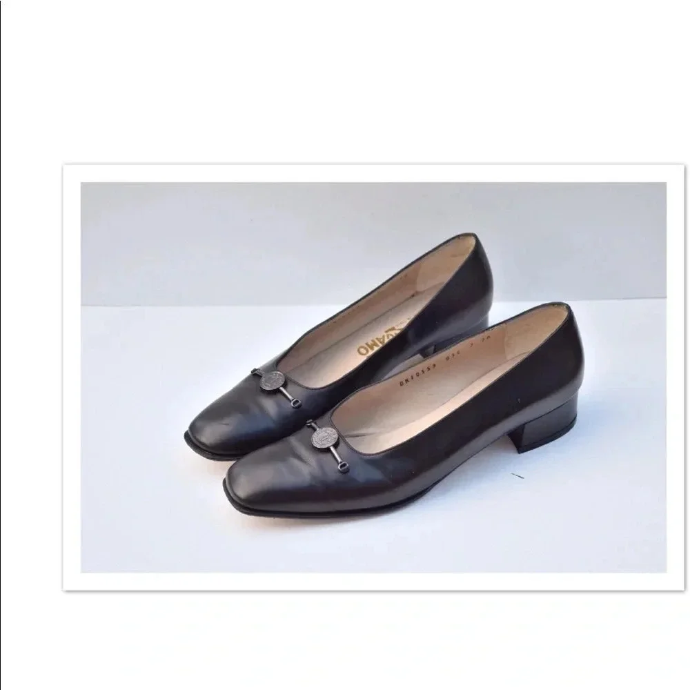 Beautiful Salvatore Ferragamo Logo Pumps